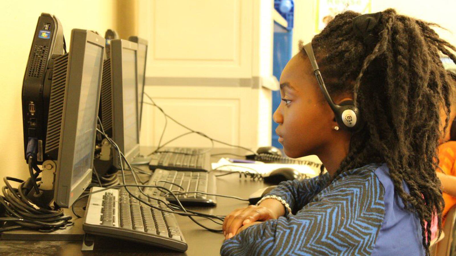A HOPE Online student works during the day at an Aurora learning center. (Photo by Nicholas Garcia, Chalkbeat)