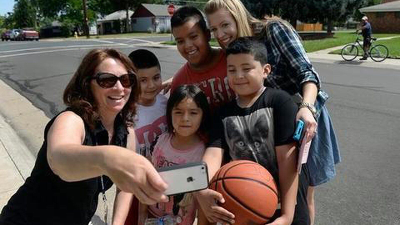 Kindergarten teacher Lori Manhart, left, and school psychologist Jennifer Keller Johnson take a selfie with students in 2014. Home visits are a good way for educators to build relationships with kids, the report found.