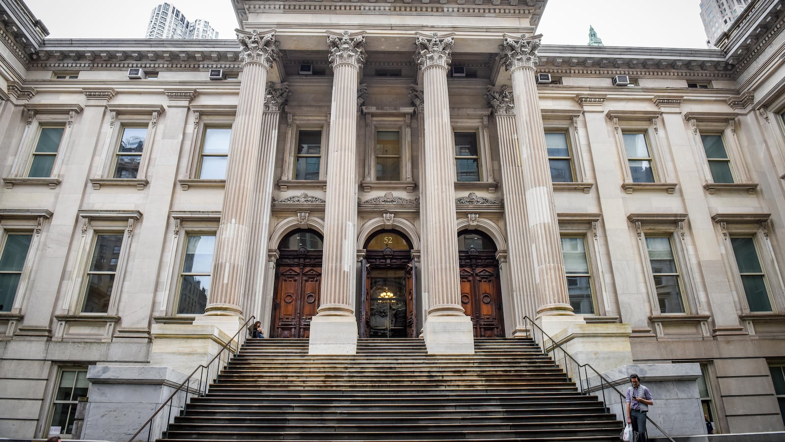 A tall ornate white building in Manhattan.