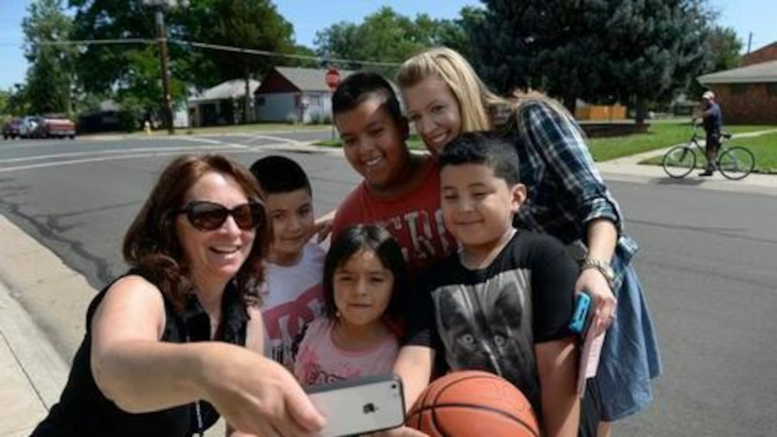 Kindergarten teacher Lori Manhart, left, and school psychologist Jennifer Keller Johnson take a selfie with students in 2014. Home visits are a good way for educators to build relationships with kids, the report found.