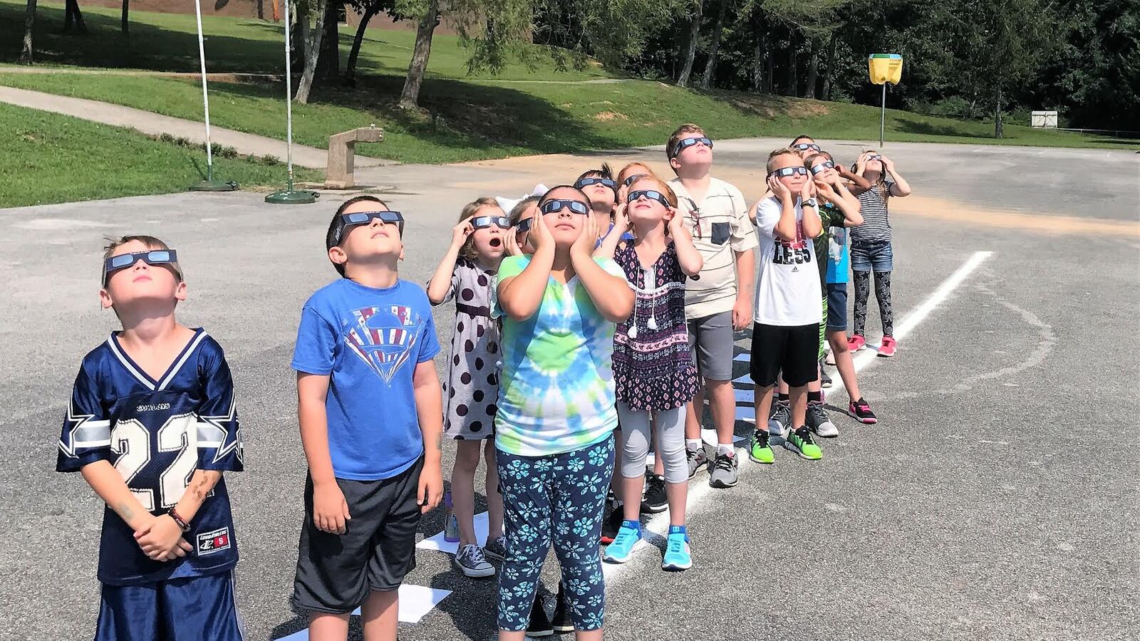 Students at Linden Elementary School in Oak Ridge, Tenn., try eclipse glasses. (Chalkbeat file)