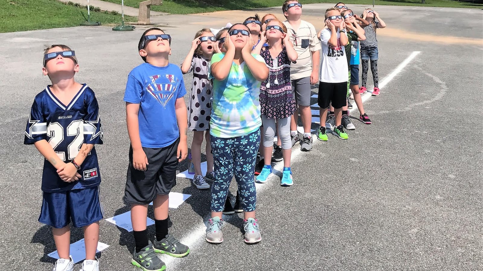 Students at Linden Elementary School in Oak Ridge, Tenn., try eclipse glasses. (Chalkbeat file)