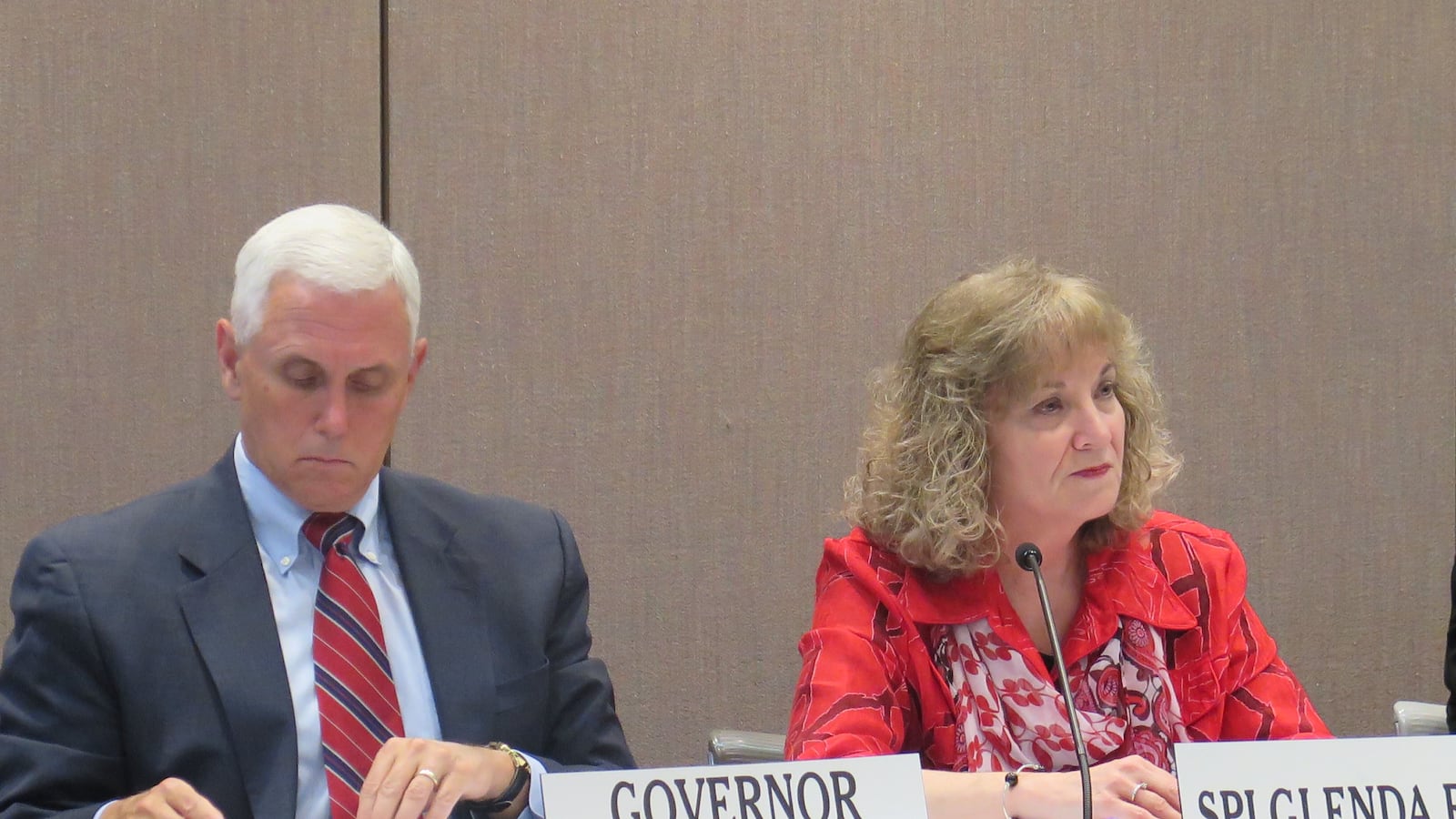 Gov. Mike Pence and state Superintendent Glenda Ritz reached an agreement on how to handle a predicted drop in ISTEP passing rates for 2015.