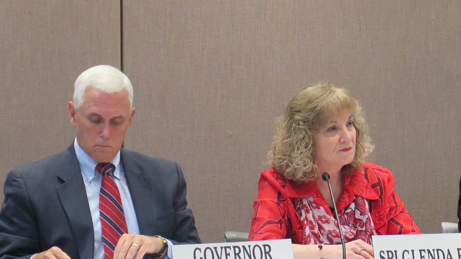 Gov. Mike Pence and state Superintendent Glenda Ritz reached an agreement on how to handle a predicted drop in ISTEP passing rates for 2015.