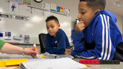 Fútbol y fonética: un día en la Escuela Valdez de Denver con dos estudiantes recién llegados