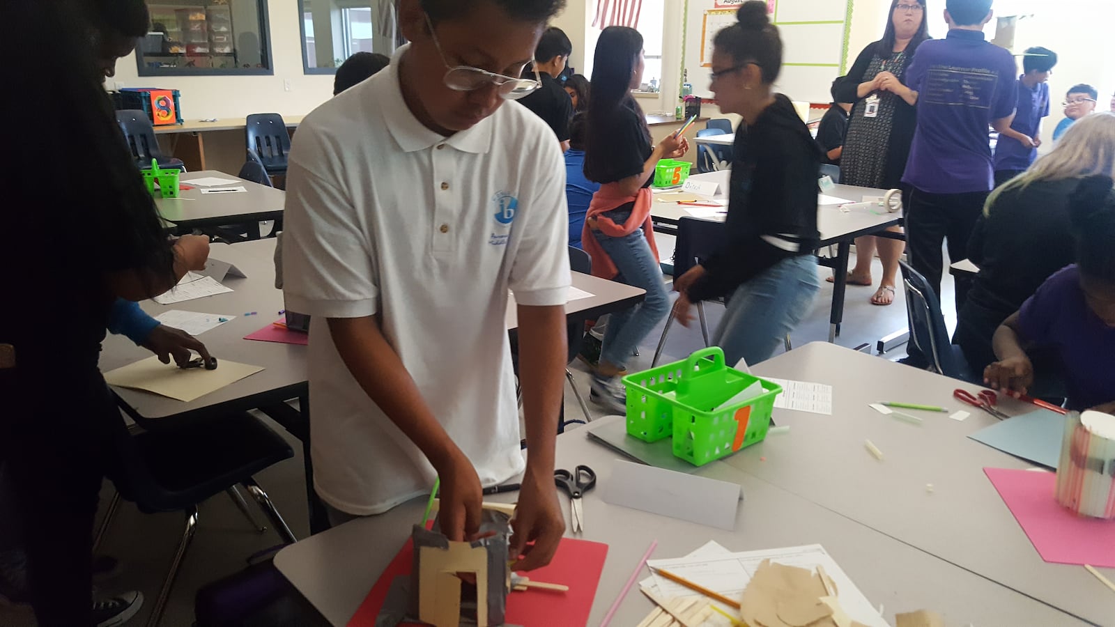 Students at Aurora Hills Middle School work on creating huts in their STEM class. (Photo by Yesenia Robles, Chalkbeat)
