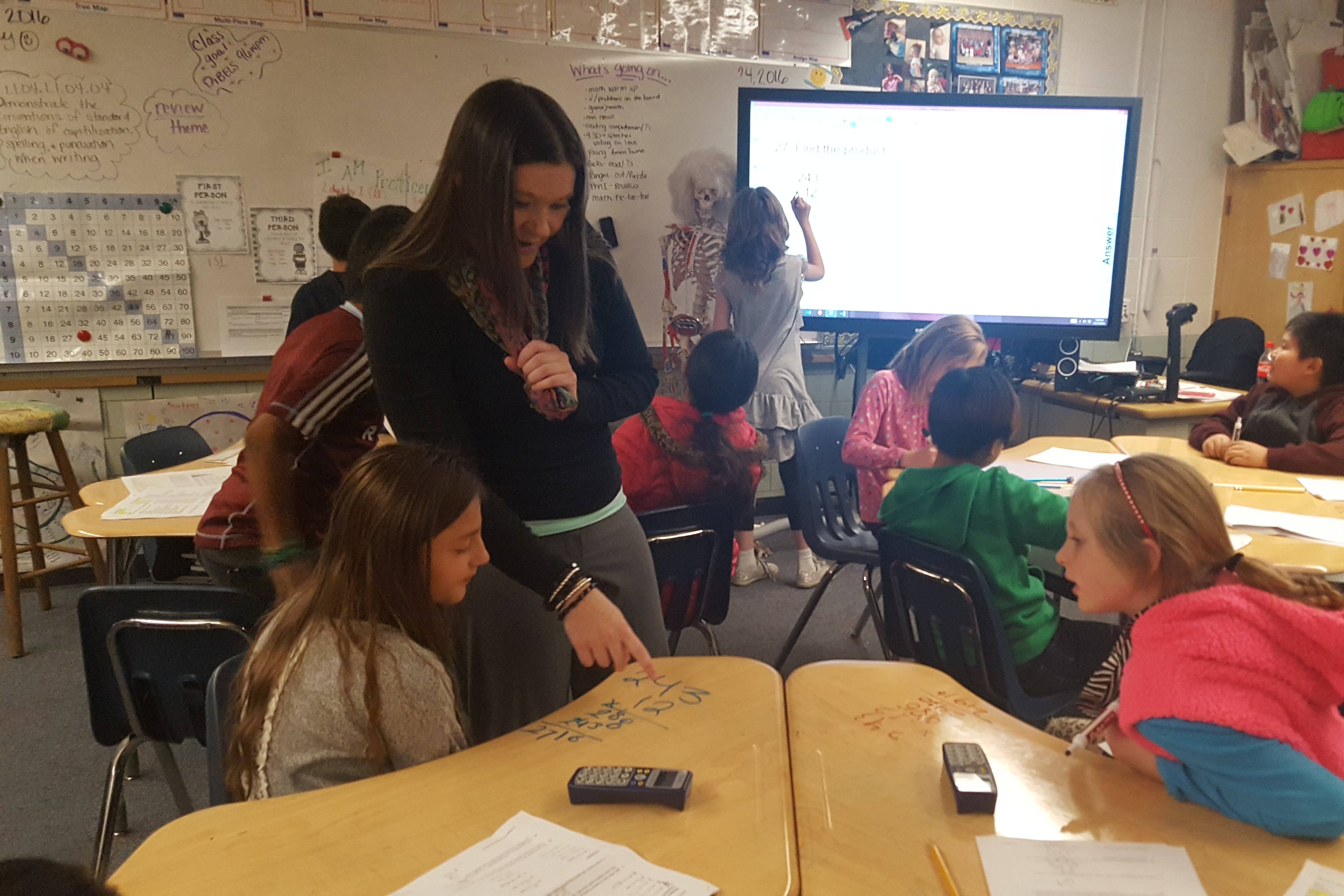 Teacher Amy Adams walks around her classroom checking on students working independently on math at Flynn Elementary School in Westminster. (Photo by Yesenia Robles, Chalkbeat)
