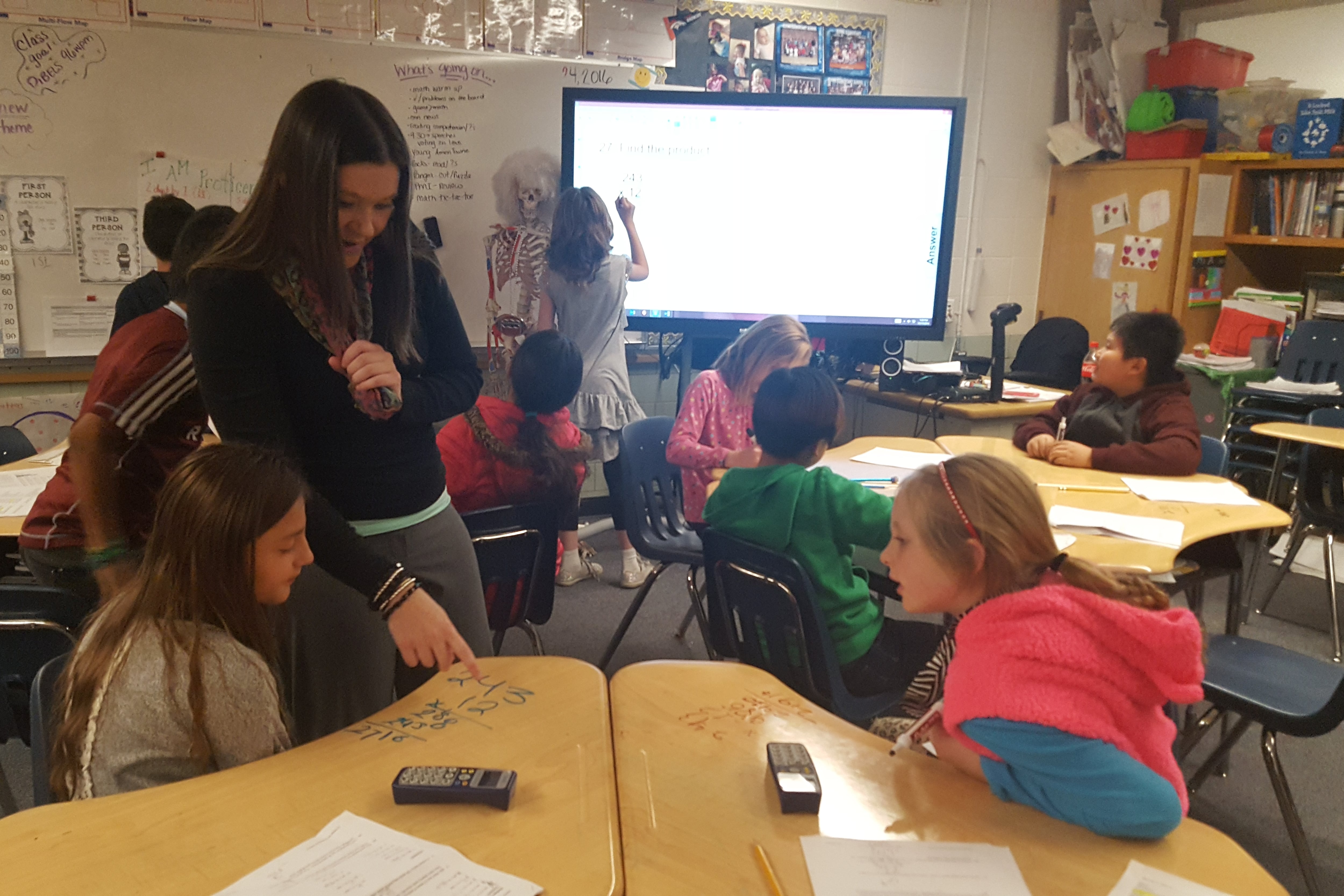Teacher Amy Adams walks around her classroom checking on students working independently on math at Flynn Elementary School in Westminster. (Photo by Yesenia Robles, Chalkbeat)