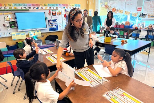 La Raza: Lo que las familias latinas deben saber antes de votar en la elección de la Junta de Educación de Chicago