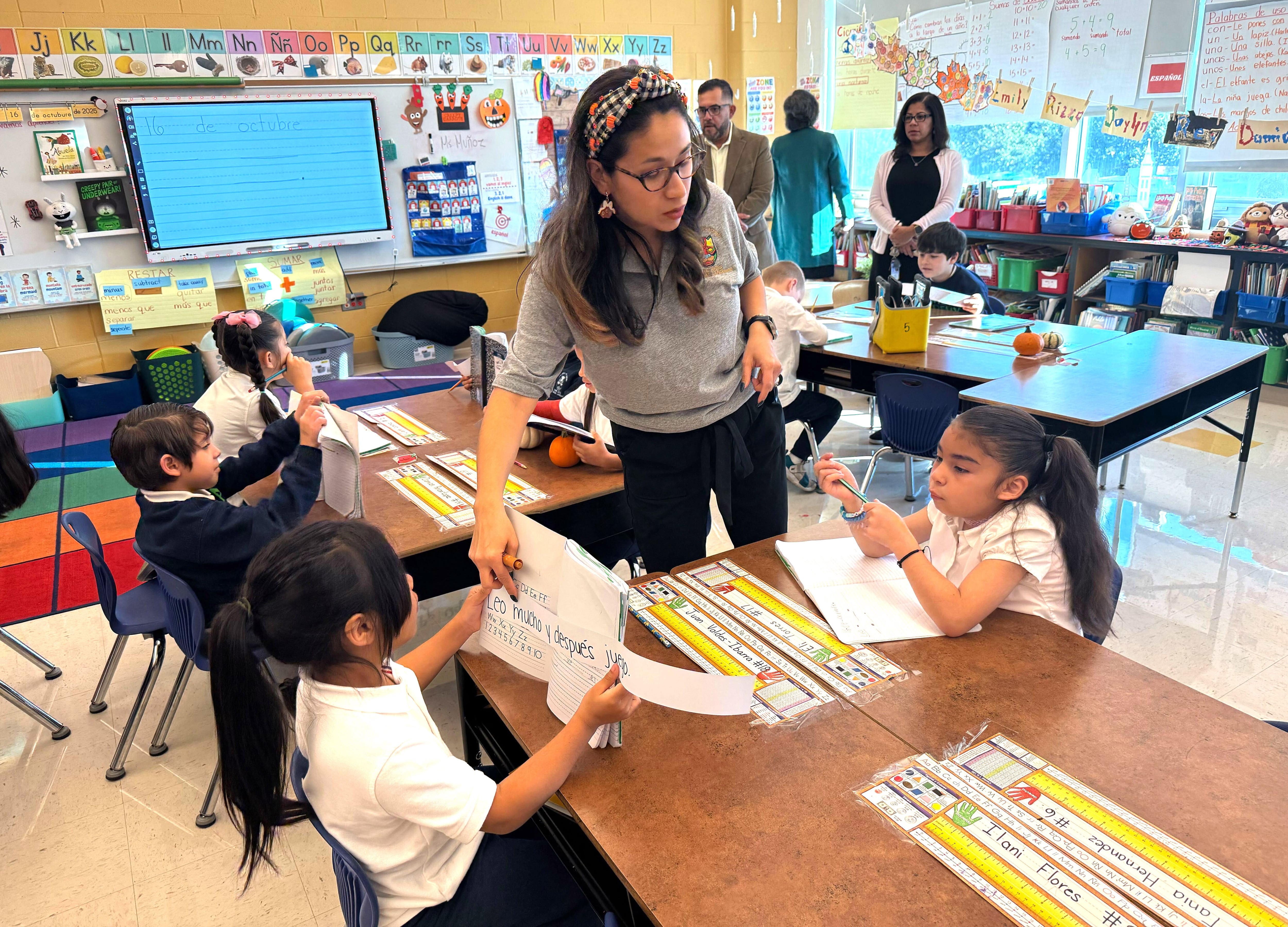 La Raza: Lo que las familias latinas deben saber antes de votar en la elección de la Junta de Educación de Chicago