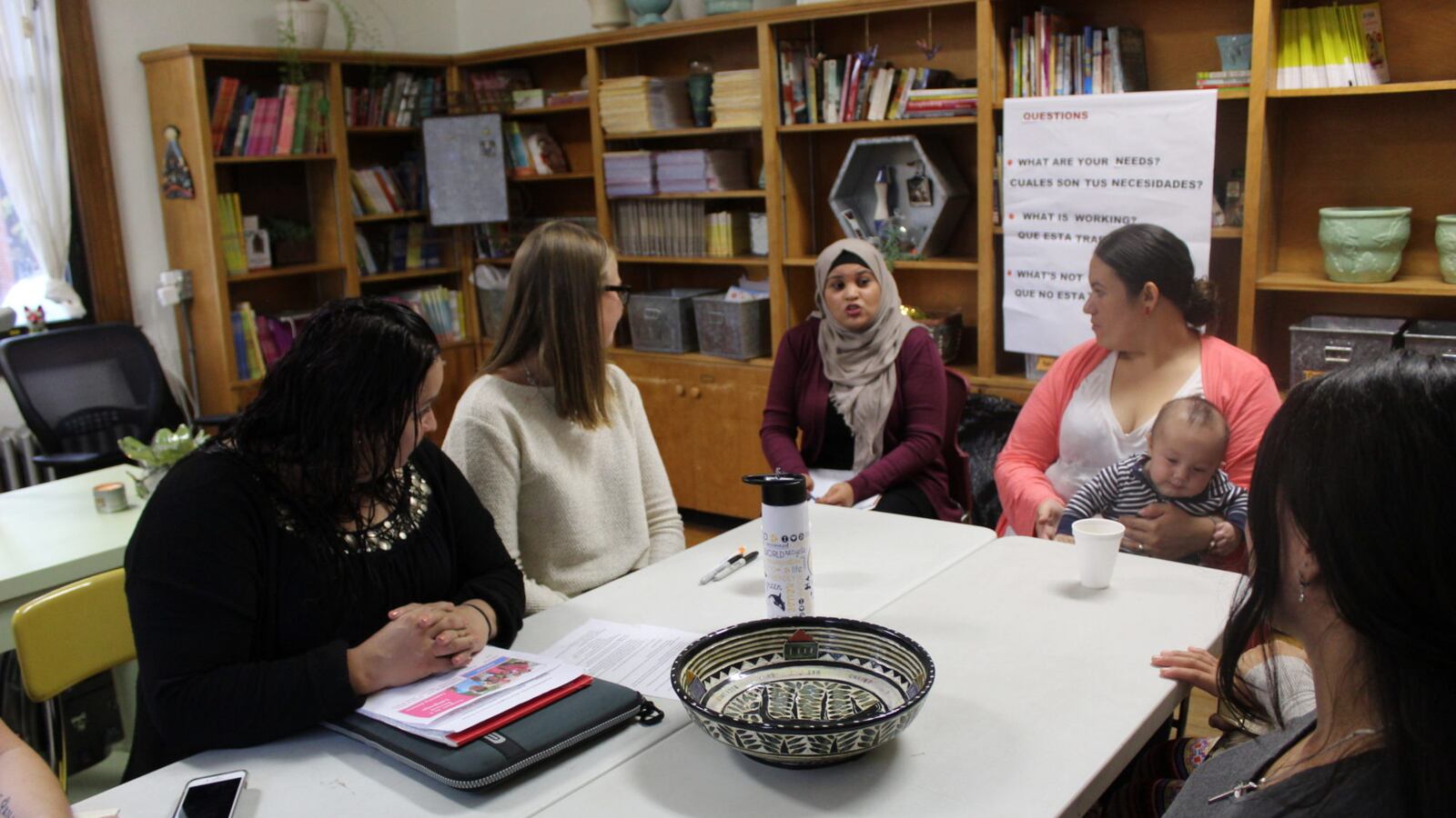 Un aguacero no pudo detener estas madres el martes. Asistieron una discusión sobre las escuelas en Detroit.