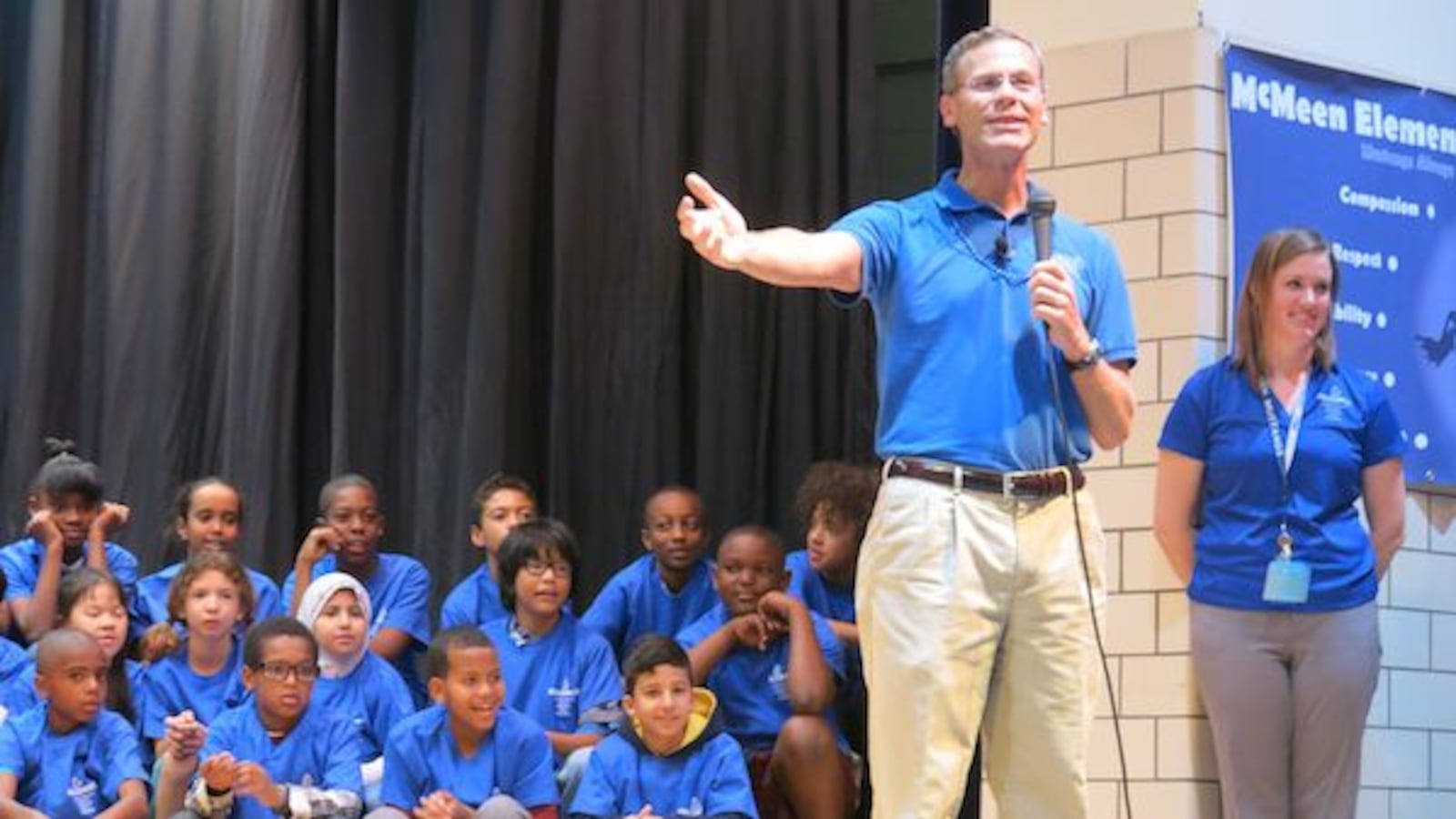 Denver superintendent Tom Boasberg speaks to students at Denver's McMeen Elementary School in 2014.