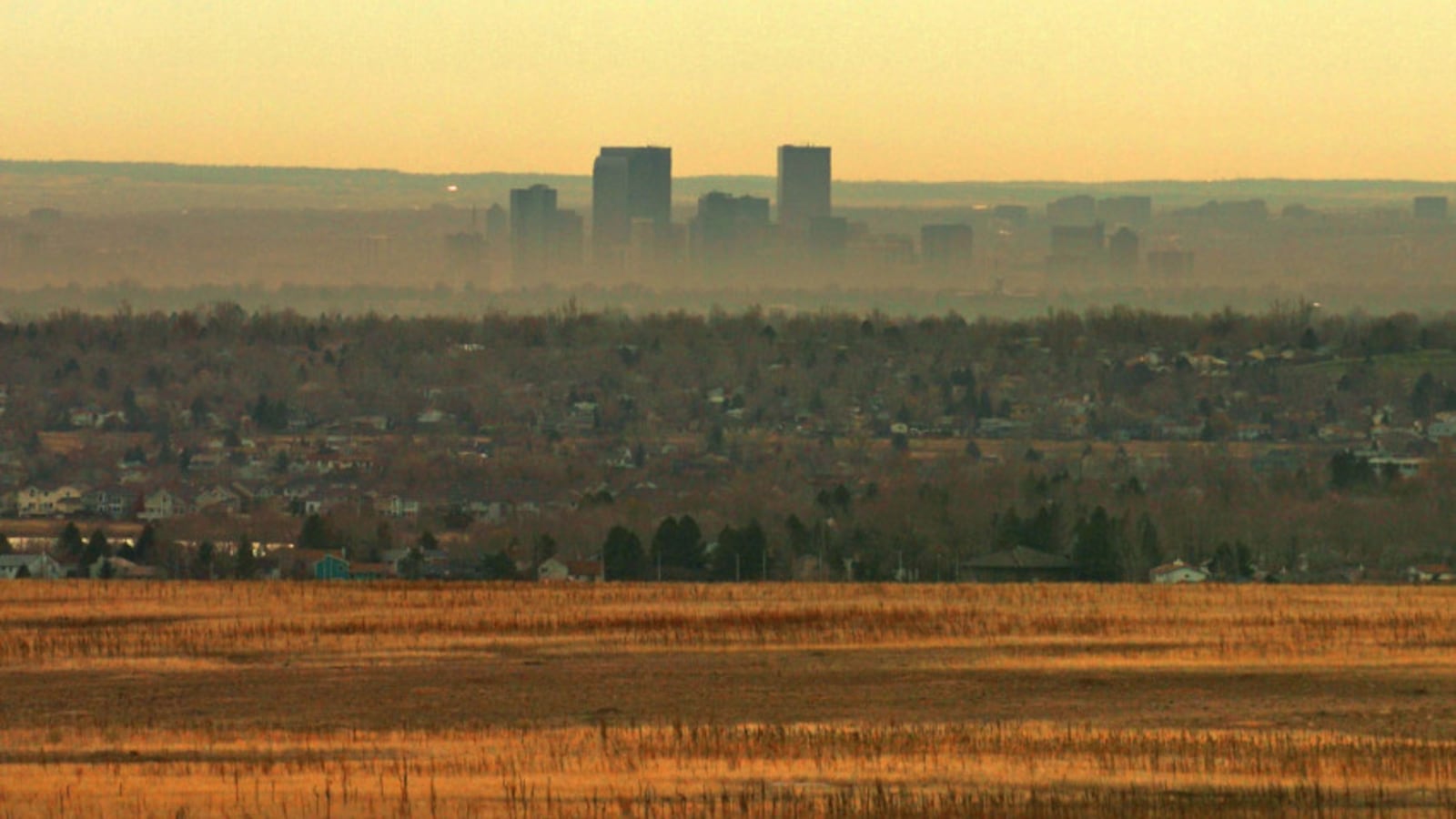 A brown cloud obscures the Denver skyline.