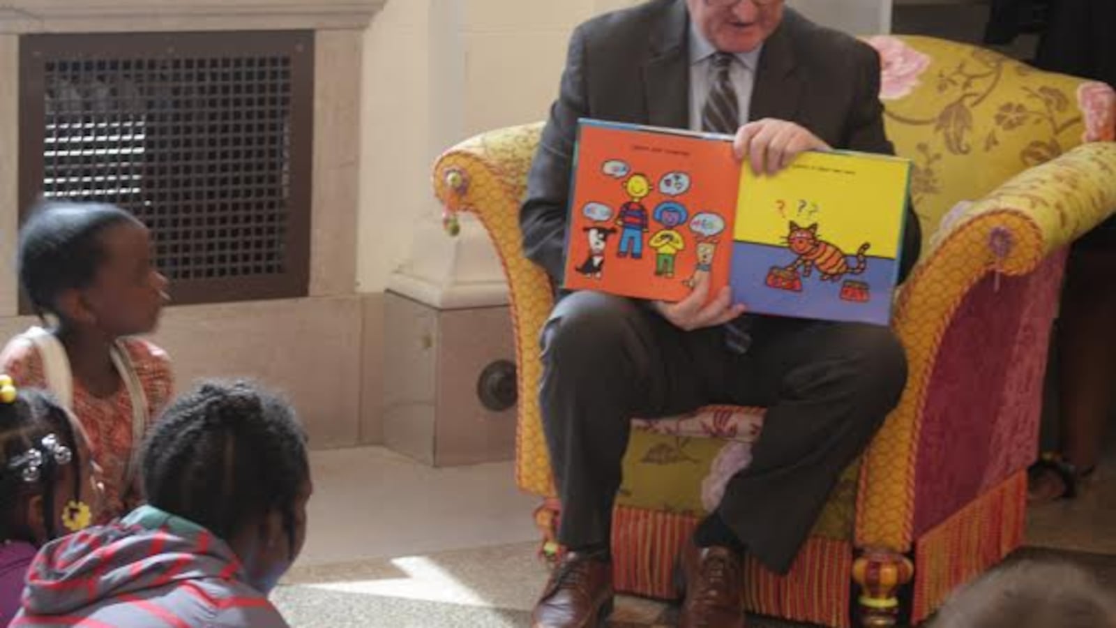 Mayor Jim Kenney reads aloud to 3rd-grade students from Mead Elementary at the Free Library’s “Summer of Wonder” kickoff on Thursday, June 7.