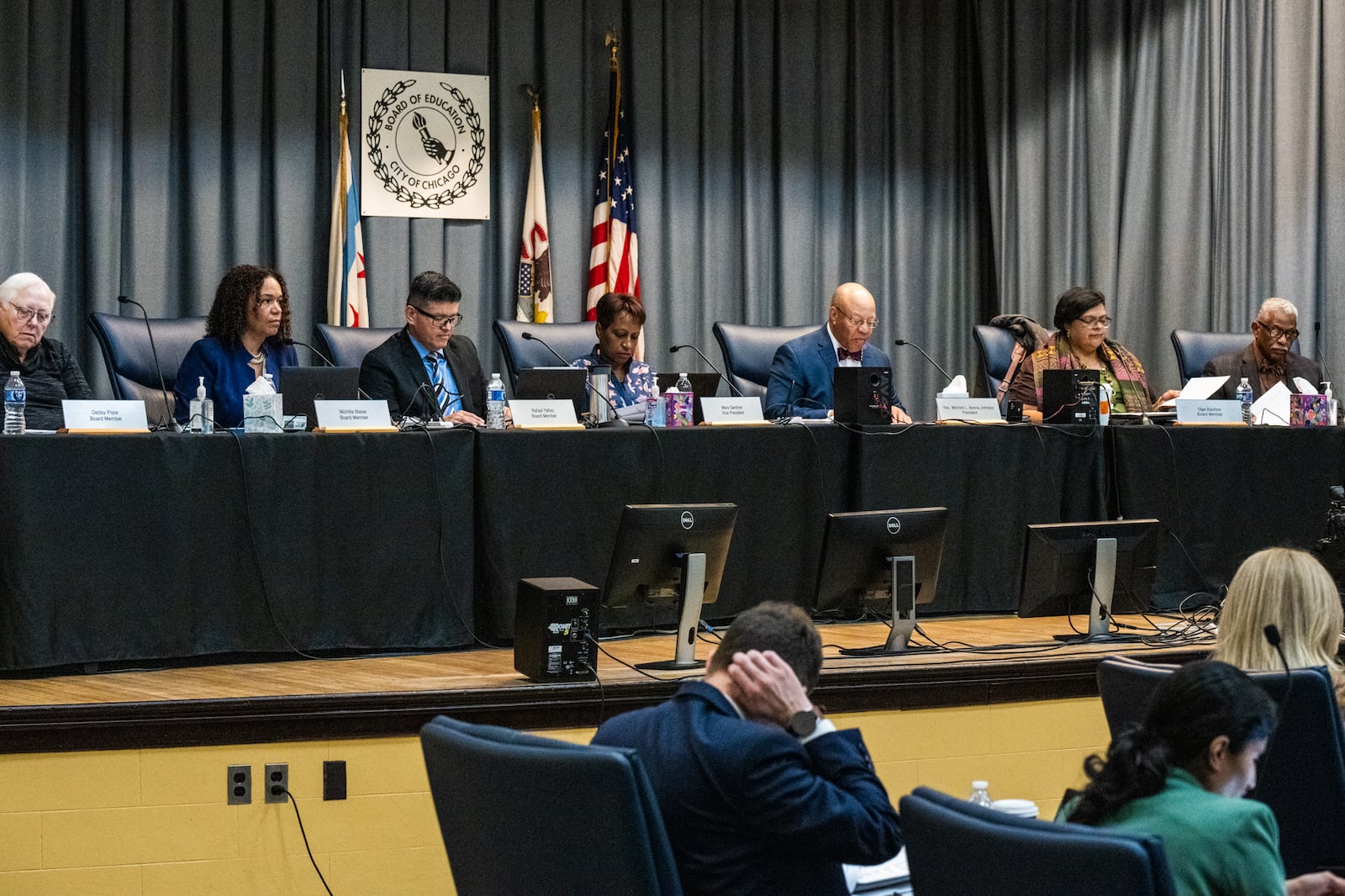 Seven new Chicago school board members are sworn in Chalkbeat