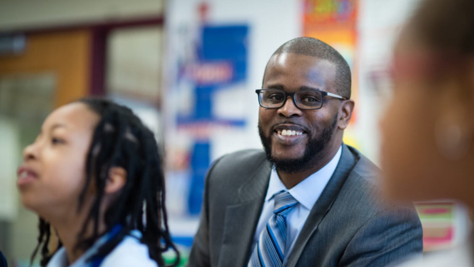 Antwan Wilson visiting a fifth grade science class as Washington, D.C., chancellor. (Photo by Sarah L. Voisin/The Washington Post via Getty Images)