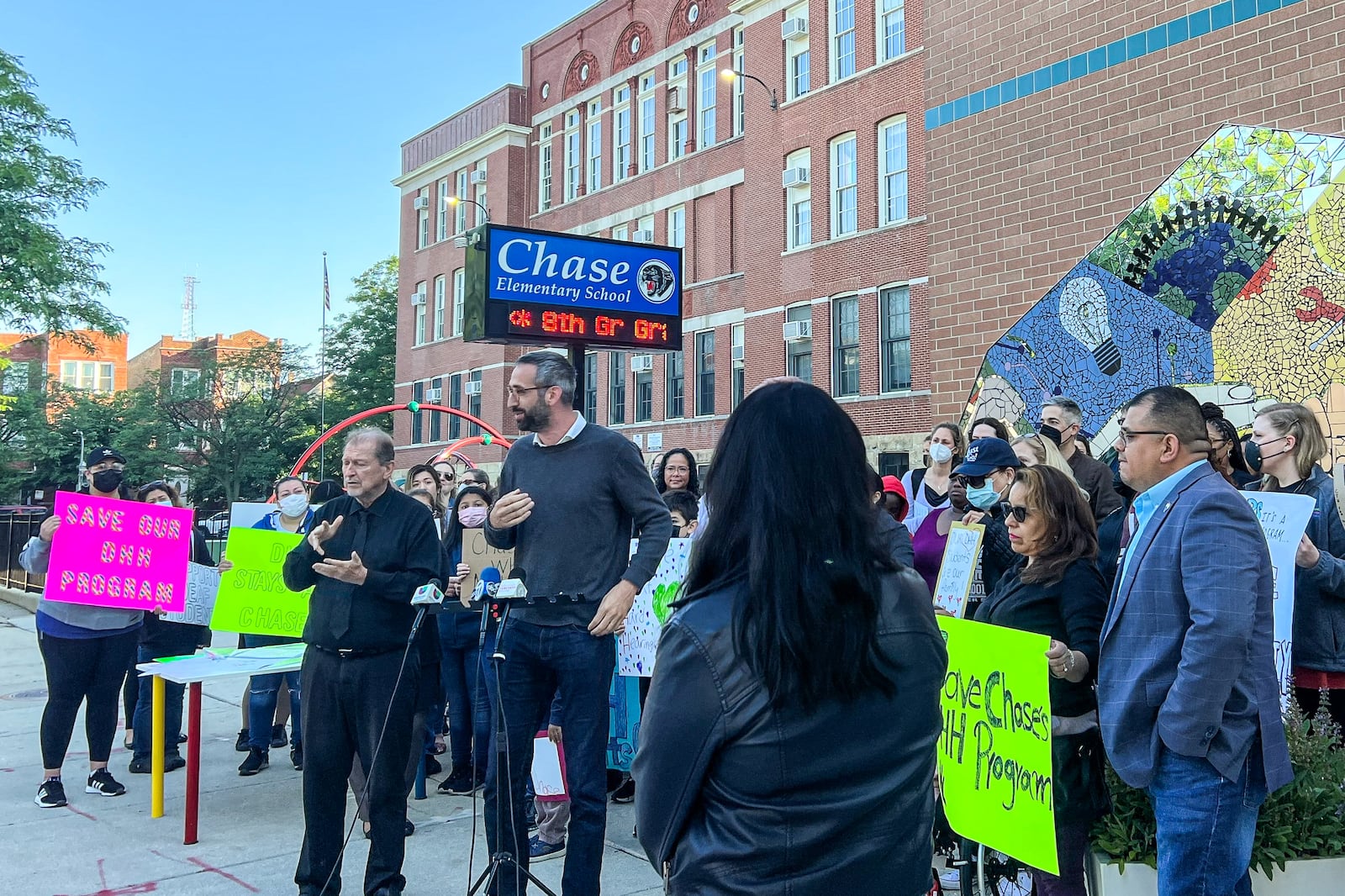 Mixed messages over deaf program in Chicago cause concern Chalkbeat