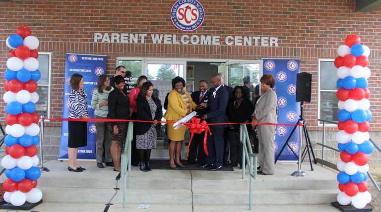 Parent welcome center officially opens for Shelby County Schools