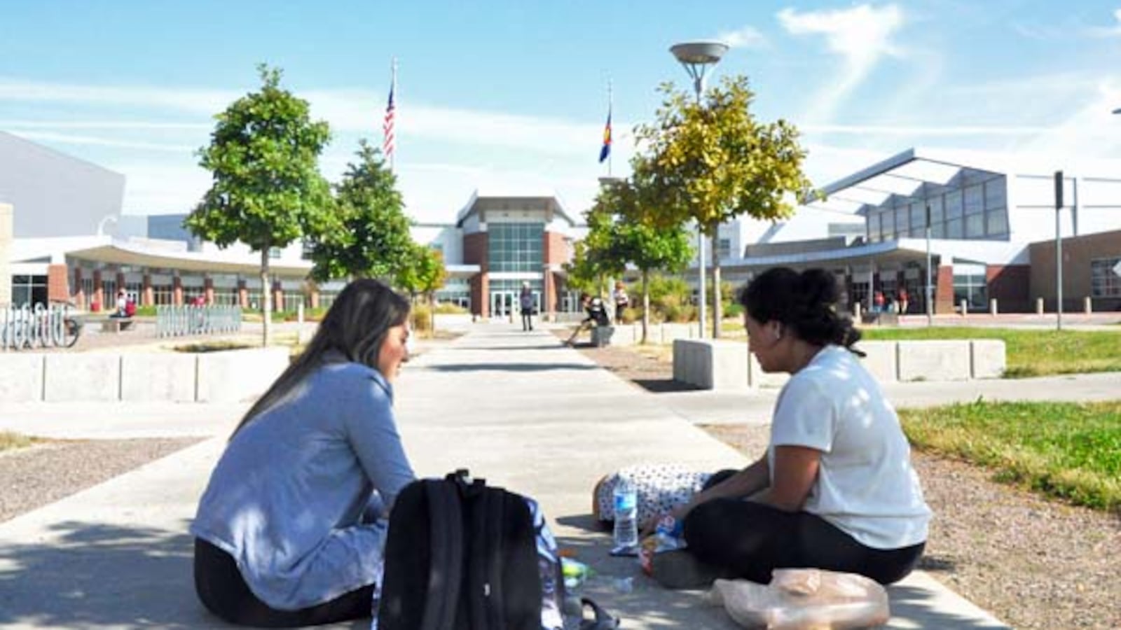 Sophomores Jocelyn Estrada and Stephanie Diaz eat lunch in front of Prairie View High School.