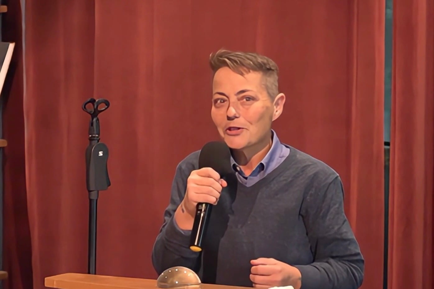 Kelli Dunham speaks from a podium.