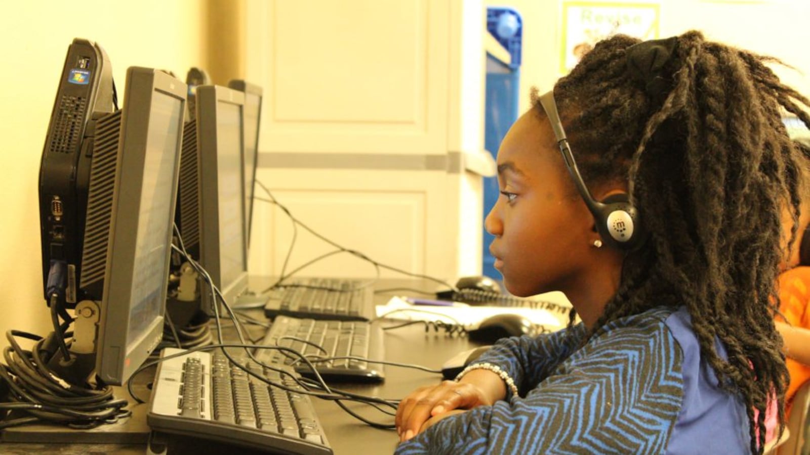 A HOPE Online student works during the day at an Aurora learning center. (Photo by Nicholas Garcia, Chalkbeat)