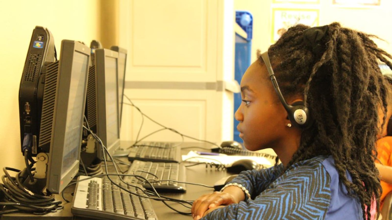 A HOPE Online student works during the day at an Aurora learning center. (Photo by Nicholas Garcia, Chalkbeat)