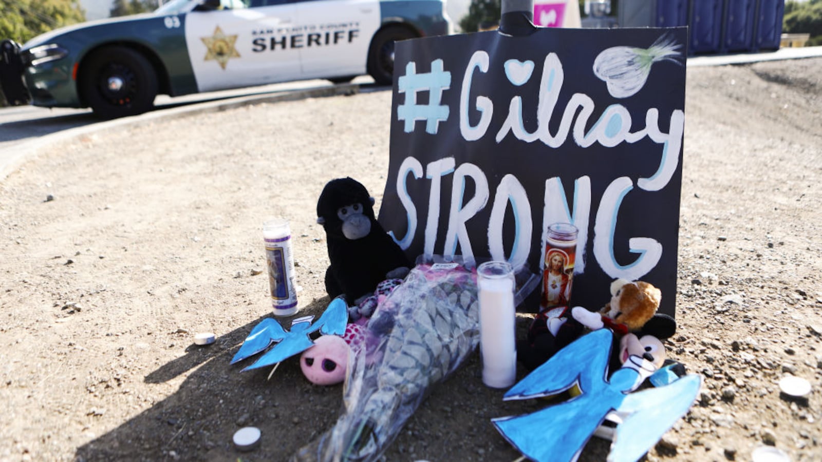 A makeshift memorial is seen outside the site of the Gilroy Garlic Festival, after a mass shooting on July 29, 2019. Three victims were killed, two of them children. (Photo by Mario Tama/Getty Images)