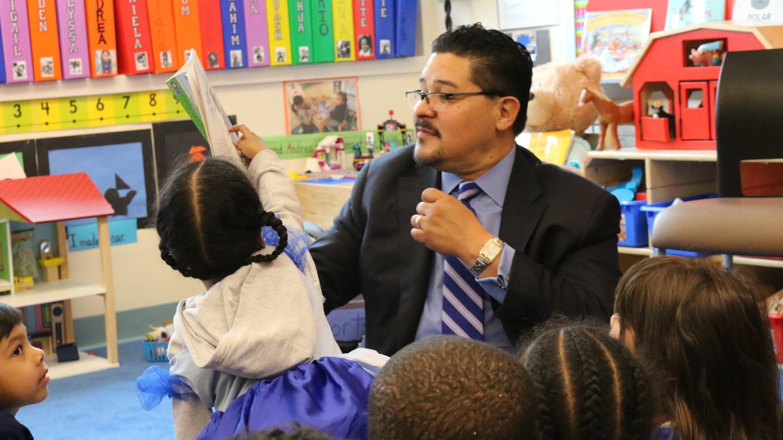 Schools Chancellor Richard Carranza reads to students at Staten Island's Richmond Pre-K Center.