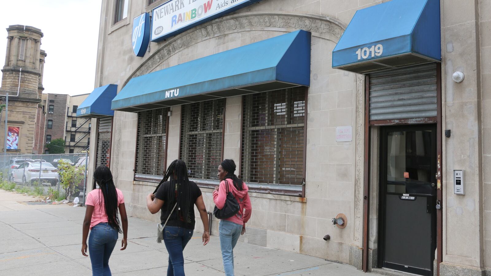 A new teachers contract in Newark would end an era where educators' pay was based partly on their classroom performance.