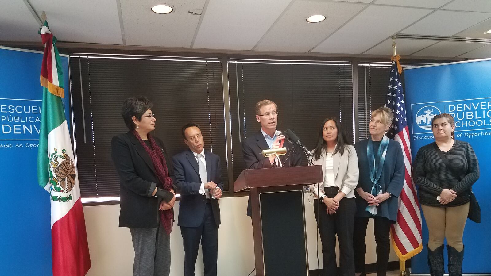 Superintendent Tom Boasberg, center, and deputy consul general Jeremias Guzman to his right (Eric Gorski, Chalkbeat)