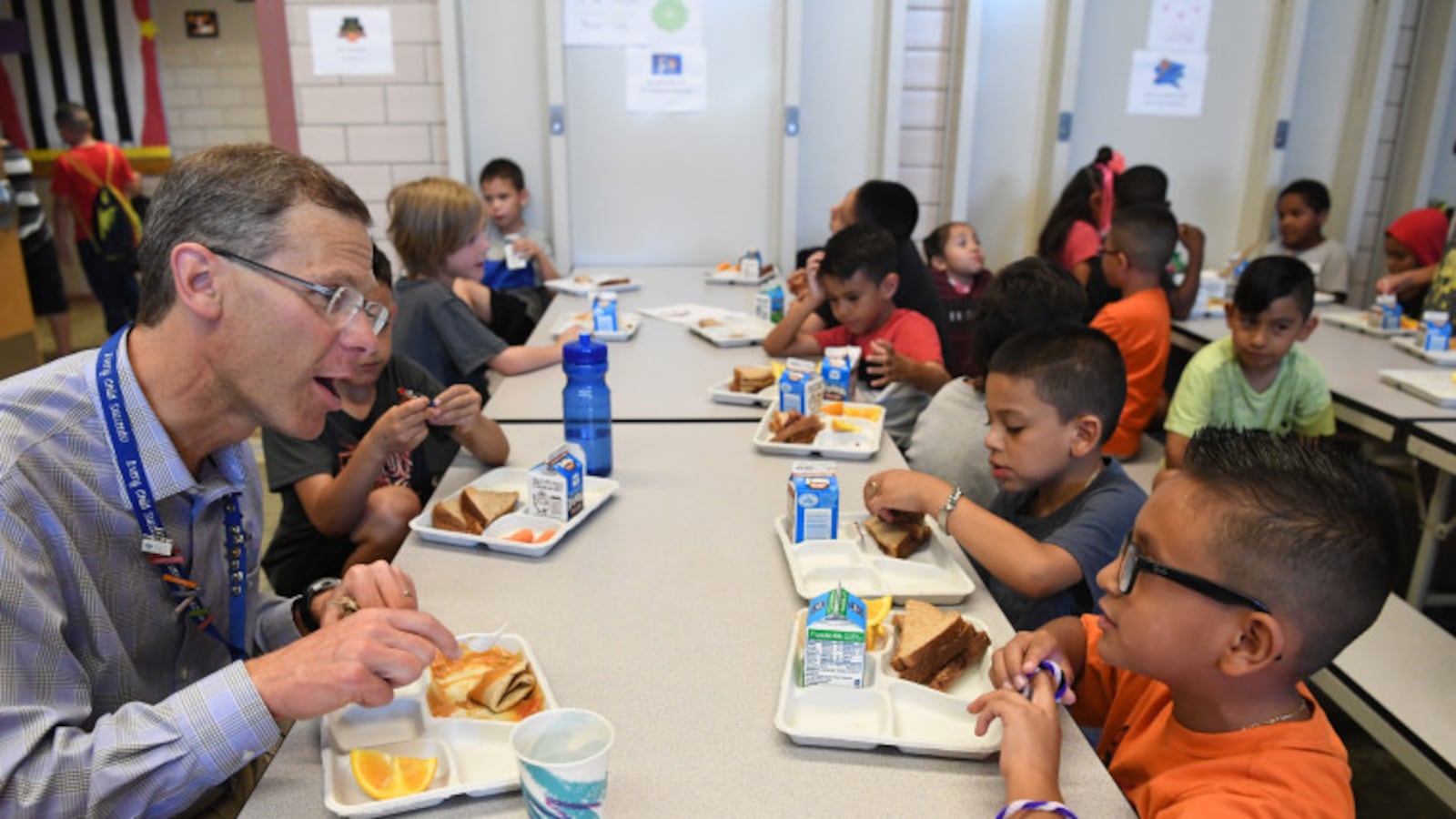 Boasberg eats lunch with students at Cowell Elementary's Summer SLAM Program in 2016.