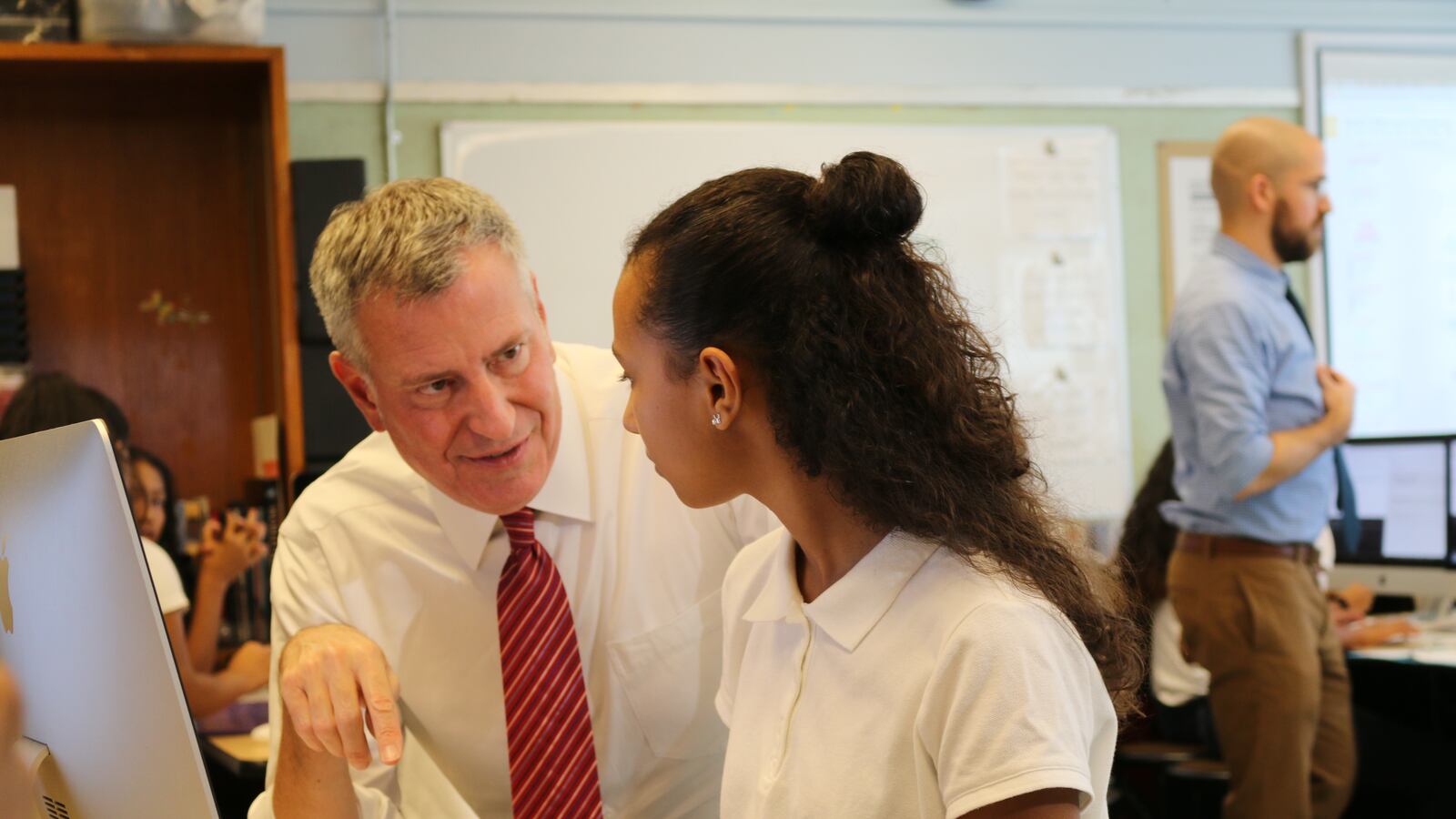 Mayor Bill de Blasio learns about computer science from a student at the Laboratory School of Finance and Technology in the Bronx.