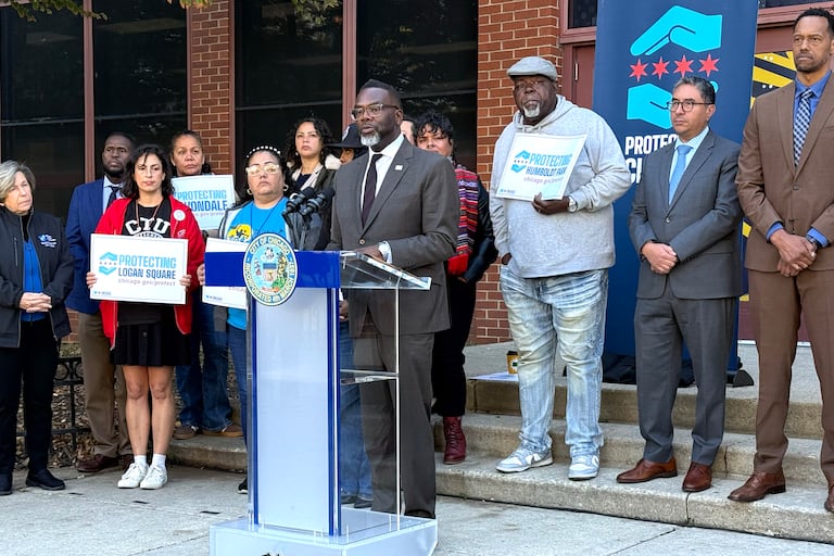 Some on Chicago’s school board want remote learning amid immigration enforcement surge