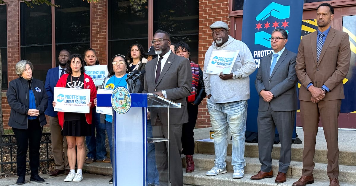 Some on Chicago’s school board want remote learning amid immigration enforcement surge