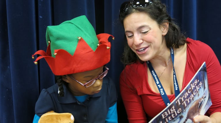 Alcy Elementary uses holiday fun to boost reading