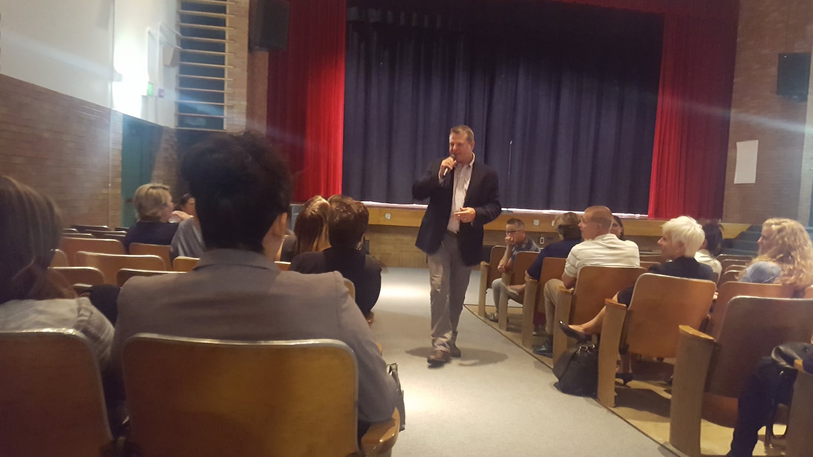 Jeffco Superintendent Jason Glass talks to community members at Arvada K-8 during a Many Voices event. (Photo by Yesenia Robles, Chalkbeat)