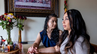 Éxito y sacrificio: una década de grandes avances en las tasas de graduación de estudiantes hispanos en Colorado
