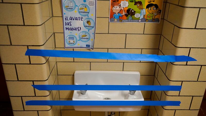 Una ley estatal nueva requerirá que aproximadamente 5,800 escuelas primarias y centros para cuidado de niños en Colorado hagan pruebas de plomo en el agua e instalen filtros, o que hagan las reparaciones.&nbsp;