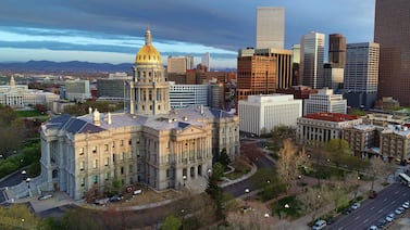 Propuesta legislativa de Colorado busca limitar la cooperación con agentes de inmigración en escuelas