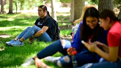 DACA abrió puertas de educación para algunos, pero muchos estudiantes todavía enfrentan obstáculos