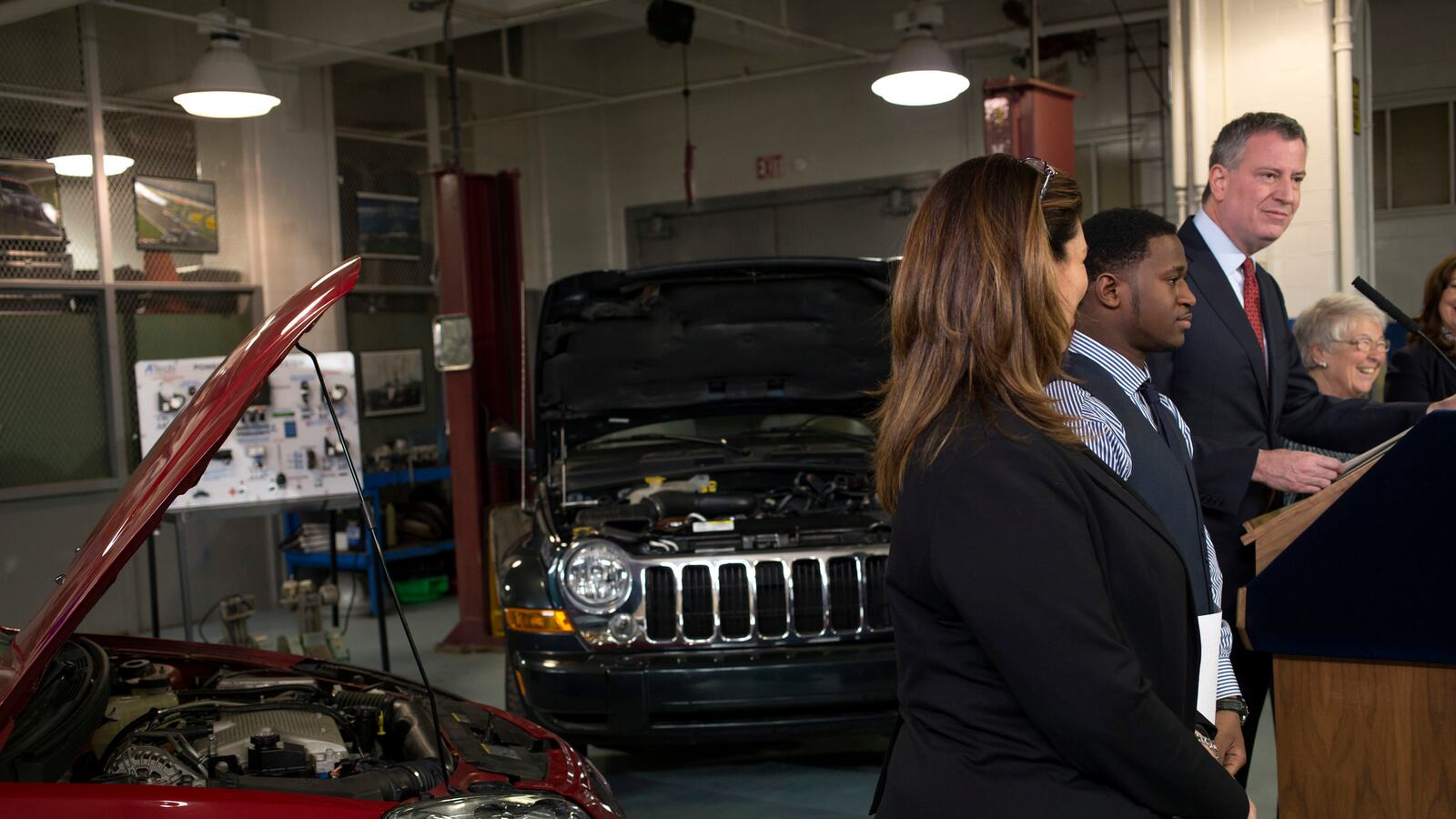 Mayor Bill de Blasio meets with students and faculty at Automotive High School. (Ed Reed/Mayoral Photography Office)