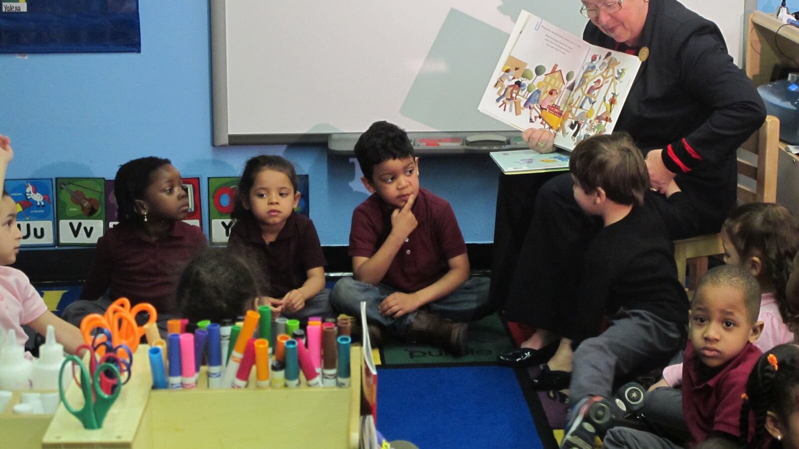 Chancellor Carmen Fariña reads to a group of three- and four-year-olds living at the HELP Bronx Crotona Park North shelter.